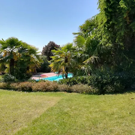 לינה וארוחת בוקר Magnolia Garda 3*